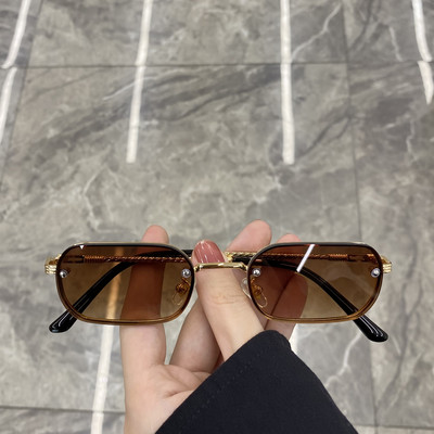 Γυναικεία γυαλιά ηλίου με λεπτό σκελετό