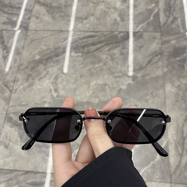 Γυναικεία γυαλιά ηλίου με λεπτό σκελετό