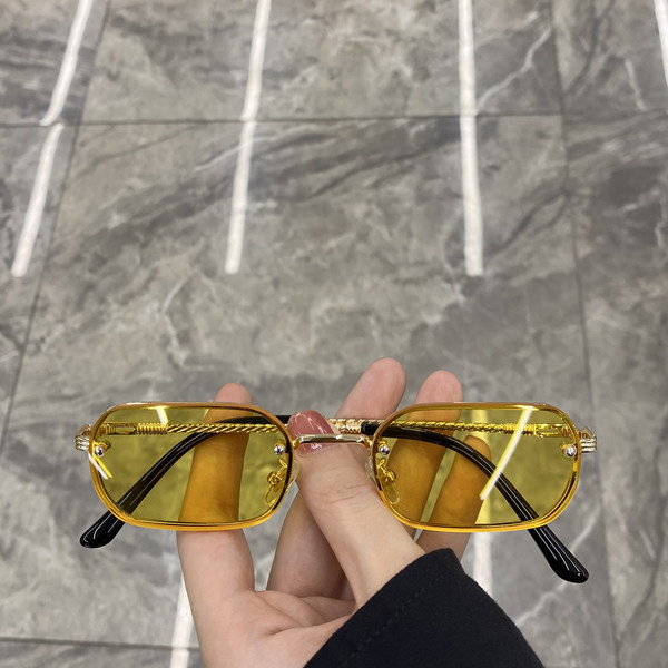 Γυναικεία γυαλιά ηλίου με λεπτό σκελετό