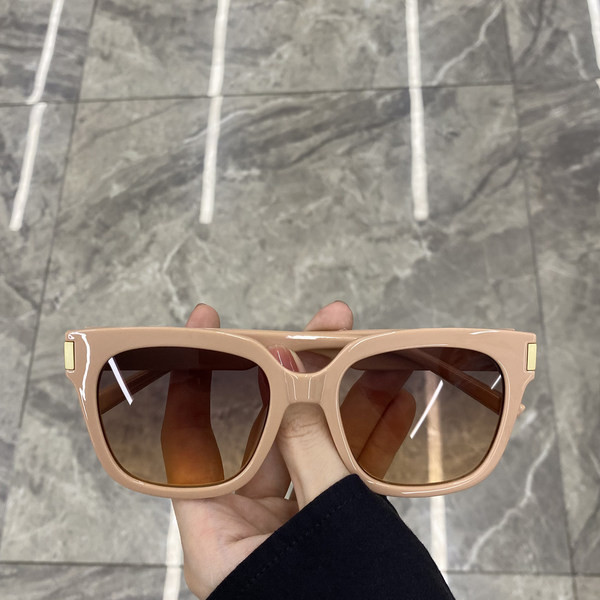 Γυαλιά ηλίου με φαρδύ πλαίσιο σε διάφορα χρώματα