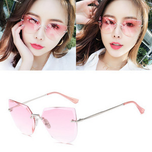 Μοντέρνα γυαλιά ηλίου με λεπτό σκελετό κατάλληλο για γυναίκες