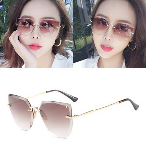 Μοντέρνα γυαλιά ηλίου με λεπτό σκελετό κατάλληλο για γυναίκες