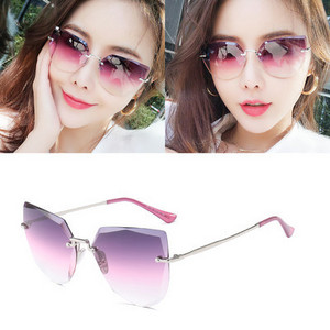 Μοντέρνα γυαλιά ηλίου με λεπτό σκελετό κατάλληλο για γυναίκες