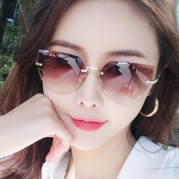 Μοντέρνα γυαλιά ηλίου με λεπτό σκελετό κατάλληλο για γυναίκες