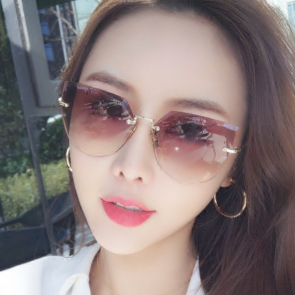 Μοντέρνα γυαλιά ηλίου με λεπτό σκελετό κατάλληλο για γυναίκες