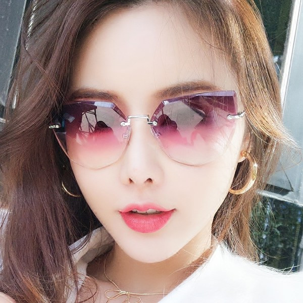 Μοντέρνα γυαλιά ηλίου με λεπτό σκελετό κατάλληλο για γυναίκες