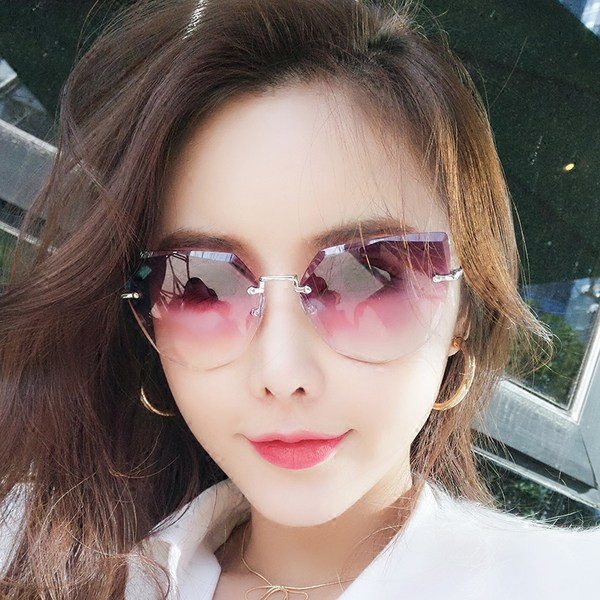 Μοντέρνα γυαλιά ηλίου με λεπτό σκελετό κατάλληλο για γυναίκες