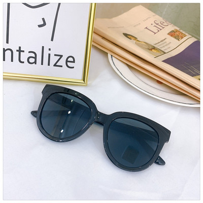 Modernas sieviešu apaļas brilles divās krāsās