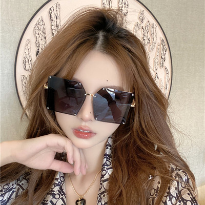 Σύγχρονα γυναικεία γυαλιά με τετράγωνο σχήμα