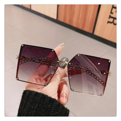 Σύγχρονα γυναικεία γυαλιά με τετράγωνο σχήμα