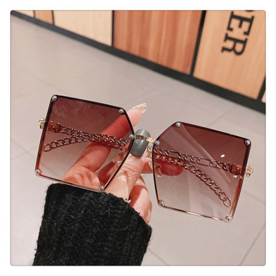 Σύγχρονα γυναικεία γυαλιά με τετράγωνο σχήμα