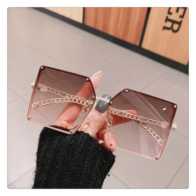 Σύγχρονα γυναικεία γυαλιά με τετράγωνο σχήμα