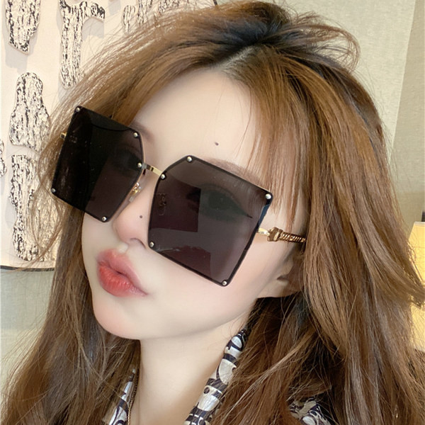 Σύγχρονα γυναικεία γυαλιά με τετράγωνο σχήμα