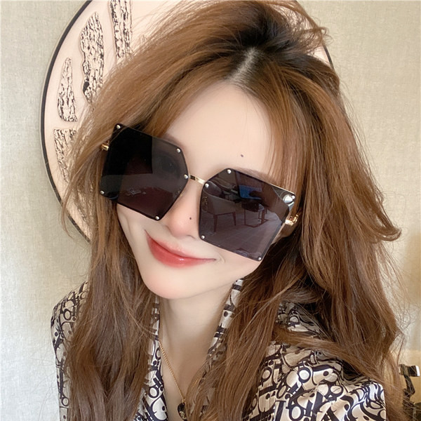 Σύγχρονα γυναικεία γυαλιά με τετράγωνο σχήμα