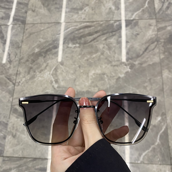 Νέο μοντέλο γυναικεία γυαλιά με λεπτό σκελετό