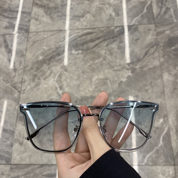 Νέο μοντέλο γυναικεία γυαλιά με λεπτό σκελετό