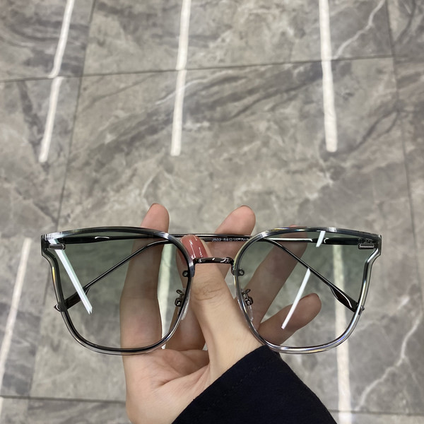 Νέο μοντέλο γυναικεία γυαλιά με λεπτό σκελετό