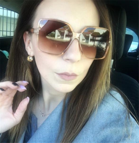 Μοντέρνα γυαλιά ηλίου με μεγάλους τετραγωνικούς φακούς