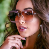 Μοντέρνα γυαλιά με τετραγωνικούς φακούς και λεπτός σκελετός