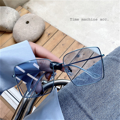 Jauns retro saulesbriļļu modelis sievietēm