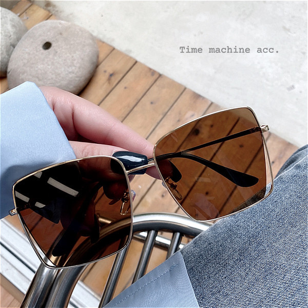 Jauns retro saulesbriļļu modelis sievietēm