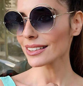 Ochelari moderni cu lentile rotunde și o ramă subțire