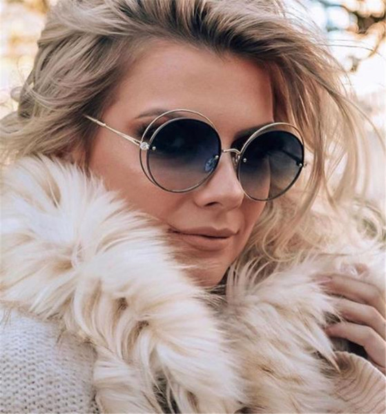 Ochelari moderni cu lentile rotunde și o ramă subțire