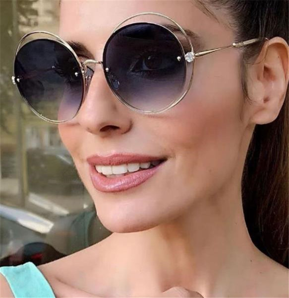 Ochelari moderni cu lentile rotunde și o ramă subțire