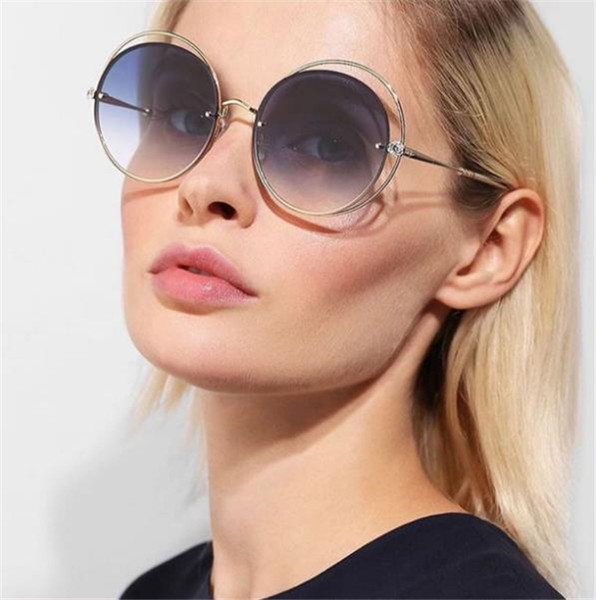 Ochelari moderni cu lentile rotunde și o ramă subțire