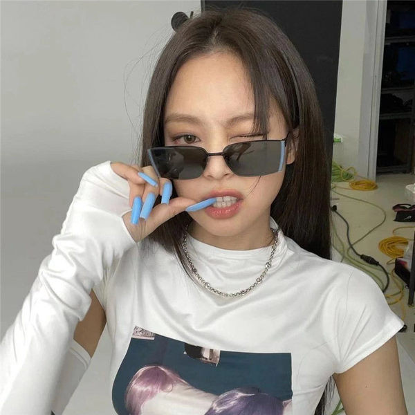 Γυναικεία ρετρό γυαλιά με λεπτό σκελετό