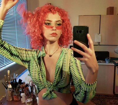 Κομψά γυναικεία γυαλιά ηλίου με λεπτό σκελετό