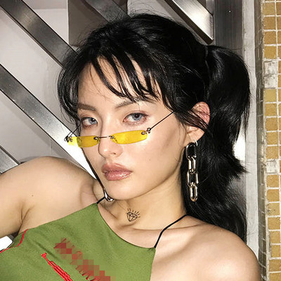 Κομψά γυναικεία γυαλιά ηλίου με λεπτό σκελετό