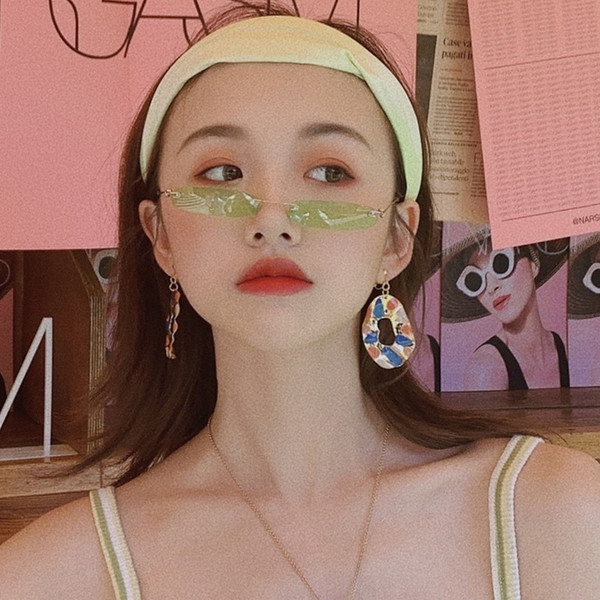 Κομψά γυναικεία γυαλιά ηλίου με λεπτό σκελετό