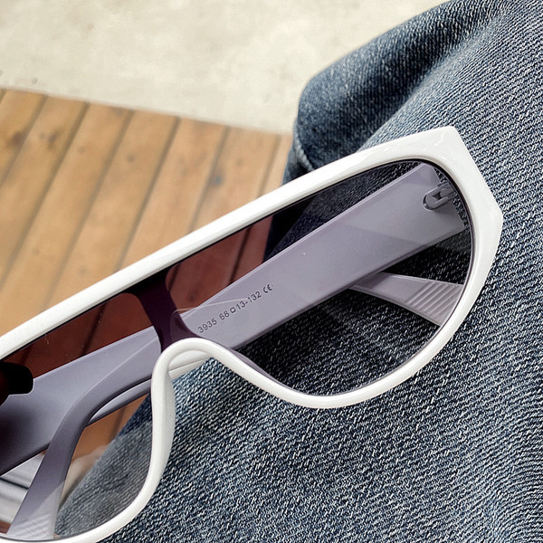 Νέο μοντέλο γυναικεία γυαλιά κατάλληλων για την παραλία