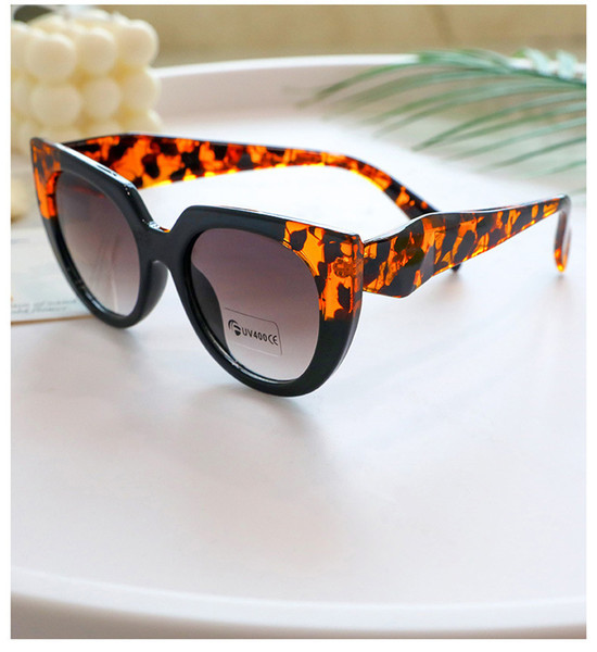 Γυναικεία γυαλιά ηλίου εε διαφορετικά χρώματα σκελετού