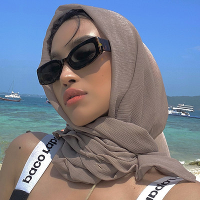 Κομψά γυναικεία γυαλιά ηλίου με φαρδύ σκελετό