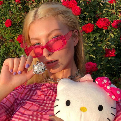 Κομψά γυναικεία γυαλιά ηλίου με φαρδύ σκελετό