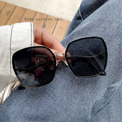 Sieviešu kvadrātveida brilles ar plāniem rāmjiem