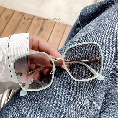 Sieviešu kvadrātveida brilles ar plāniem rāmjiem