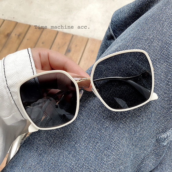 Sieviešu kvadrātveida brilles ar plāniem rāmjiem