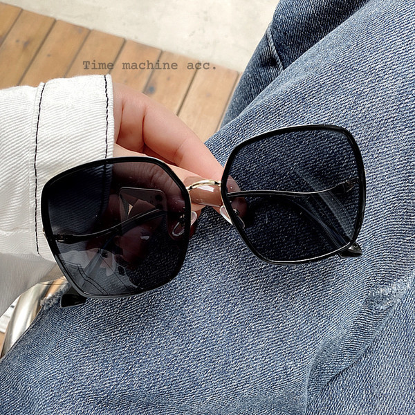 Sieviešu kvadrātveida brilles ar plāniem rāmjiem