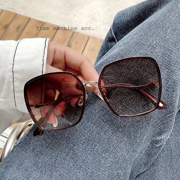 Sieviešu kvadrātveida brilles ar plāniem rāmjiem