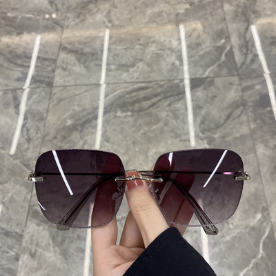 Γυναικεία γυαλιά με λεπτό πλαίσιο σε τετράγωνο σχήμα