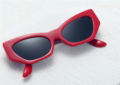 Γυναικεία γυαλιά ηλίου με γυαλιστερό πλαίσιο