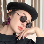 Modernas sieviešu saulesbrilles ar plānu ietvaru apaļā formā