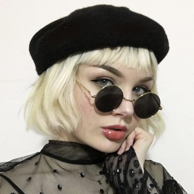 Modernas sieviešu saulesbrilles ar plānu ietvaru apaļā formā