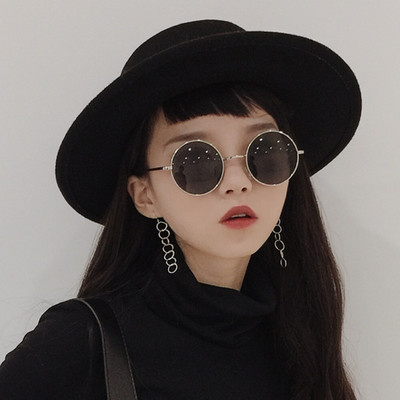 Modernas sieviešu saulesbrilles ar plānu ietvaru apaļā formā