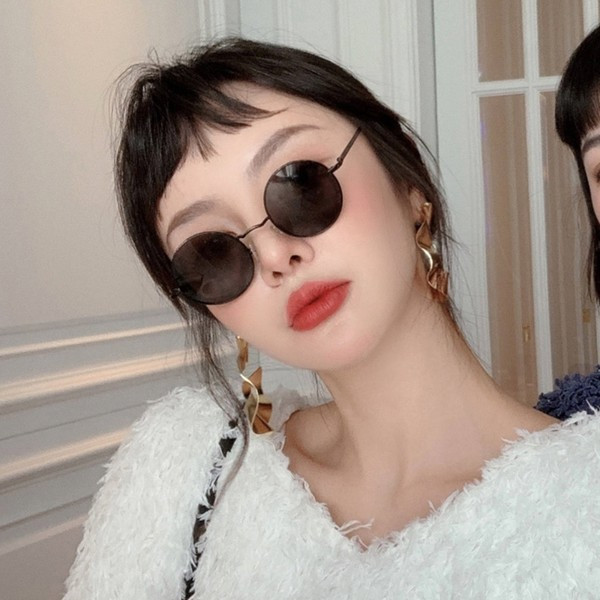 Modernas sieviešu saulesbrilles ar plānu ietvaru apaļā formā