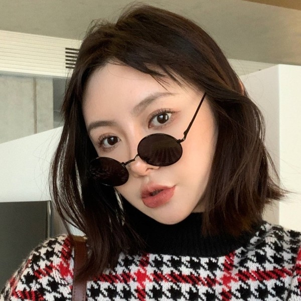 Modernas sieviešu saulesbrilles ar plānu ietvaru apaļā formā