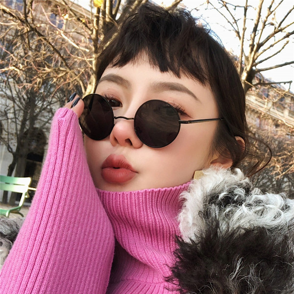 Modernas sieviešu saulesbrilles ar plānu ietvaru apaļā formā